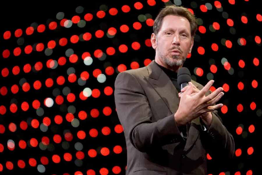 হাওয়াইয়ের একটি দ্বীপপুঞ্জ লানাই। শোনা যায় যে, খরচ বেড়ে যাওয়ার কারণে লানাইয়ের আগেকার বাসিন্দারা এই দ্বীপপুঞ্জ ছেড়ে চলে যান। ২০১২ সালে লানাই দ্বীপপুঞ্জ কিনে ফেলেন ওরাকলের প্রতিষ্ঠাতা ল্যারি এলিসন।