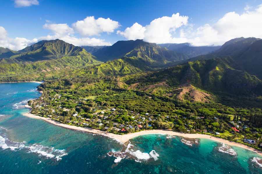 বর্তমানে লানাইয়ের অধিবাসী সংখ্যা ৩ হাজারেরও বেশি। নিজে থাকার জন্য ল্যারি পাঁচটি বাড়ির একটি কমপ্লেক্সও তৈরি করেছেন লানাই দ্বীপপুঞ্জে।