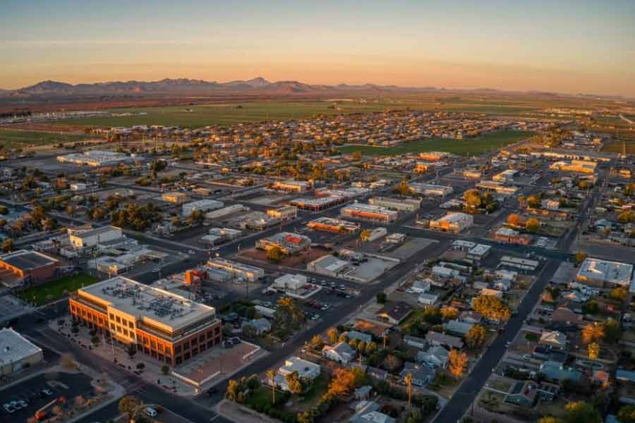 ধীরে ধীরে সোলোমেয়োতে একটি নগর তৈরি করলেন ব্রুনেলো। ব্যবসার খাতিরে ক্যাম্পাস তৈরি করলেন। সঙ্গে যুক্ত হল স্কুল, গ্রন্থাগার এমনকি খোলা আকাশের নীচে থিয়েটারও।