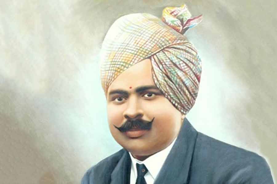 উত্তরপ্রদেশের মোদীনগরের নাম শুনেছেন? এই শহর প্রতিষ্ঠা করেছিলেন রায়বাহাদুর গুজরমাল মোদী। সুরাপান করতে অনীহা প্রকাশ করেছিলেন বলে ব্রিটিশরা তাঁকে পটিয়লা থেকে তাড়িয়ে দেন বলে শোনা যায়। তাঁকে ‘ডার্টি ম্যান’ অর্থাৎ নোংরা লোক বলেও সম্বোধন করতেন ইংরেজরা।