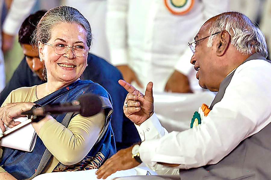 সহযোগী: সনিয়া গান্ধী ও মল্লিকার্জুন খড়্গে। ২৫ ফেব্রুয়ারি।