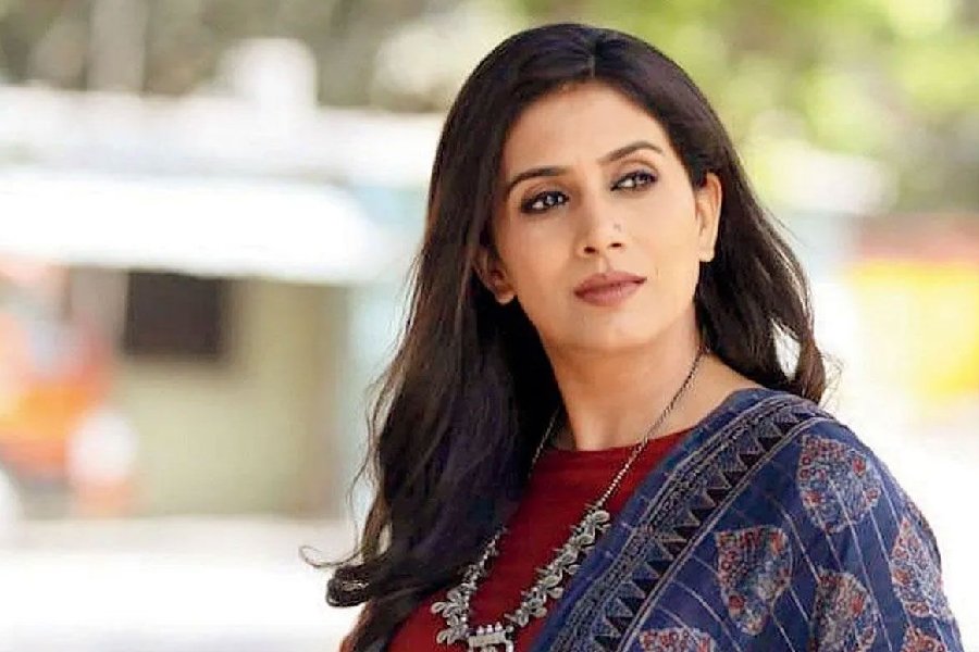 Bollywood actress Sonali Kulkarni apologizes for her her ‘women are lazy’ comment after receiving major flak online.