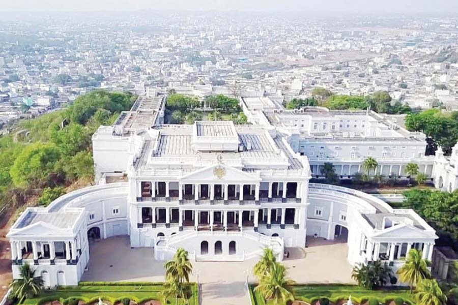 ভারতে ফিরে এসে প্রাসাদের জন্য জায়গাও বেছে নিলেন বিকার-উল-উমরা। হায়দরাবাদ শহরের ঠিক মাঝখানে নির্মাণ করে ফেলেন ফলকনামা প্রাসাদ। সৌন্দর্যের দিক থেকে এই প্রাসাদ তাকলাগানো।