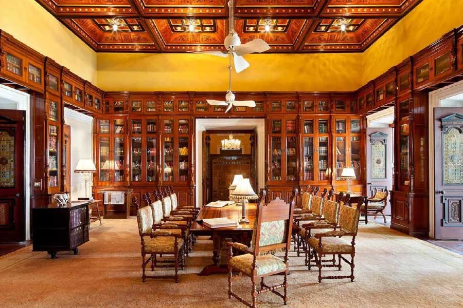 নবাব বিকার-উল-উমরা যখন ইউরোপ ভ্রমণে গিয়েছিলেন, তখন উইন্ডসর প্রাসাদের গ্রন্থাগার থেকে ঘুরে আসেন। উইন্ডসর প্রাসাদের গ্রন্থাগারটি দেখে তিনি এতই মুগ্ধ হন যে, অনুপ্রাণিত হয়ে তিনি ফলকনামা প্রাসাদে অনুরূপ একটি গ্রন্থাগার নির্মাণ করেন।