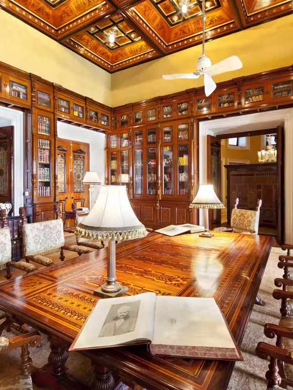 ফলকনামা প্রাসাদের গ্রন্থাগারে ৬ হাজার বই রাখা রয়েছে। এই গ্রন্থাগার যেন বইপ্রেমীদের কাছে বহুমূল্য খনির সমতুল্য। শোনা যায়, ১৮০১ সালে প্রকাশিত বহু বইও রয়েছে এখানে। যে নবাবেরা এই প্রাসাদে ঘুরতে এসেছিলেন, তাঁরা তাঁদের অভিজ্ঞতাও কাগজেকলমে লিখে রেখে গিয়েছিলেন। সেই প্রাচীন নথিও সংগ্রহ করা রয়েছে গ্রন্থাগারের ভিতর।