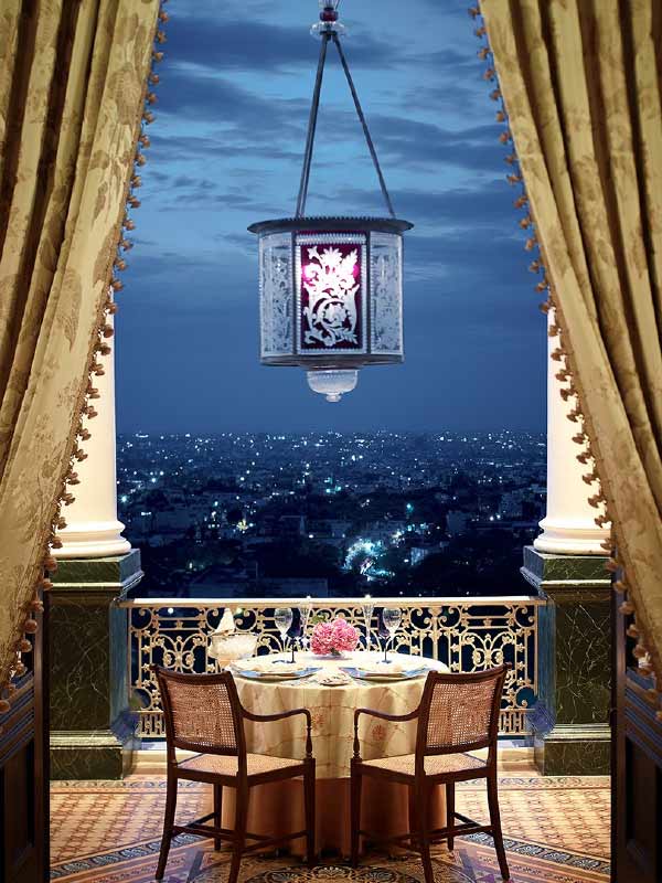 অধিকাংশের দাবি, ফলকনামা প্রাসাদ ভারতের সংসদ ভবনের চেয়েও প্রায় পাঁচ গুণ বড়। এই প্রাসাদ এক সময় অতিথিনিবাস হিসাবেও ব্যবহৃত হত। তবে, কারুকার্য এবং নির্মাণের দিক থেকে যতই নজরকাড়া হোক না কেন, ফলকনামা প্রাসাদের অন্দরমহলে বিশ্বের দীর্ঘতম ডাইনিং টেবিলে বসে খাওয়াদাওয়া করার অভিজ্ঞতা যে উল্লেখযোগ্য, তা আর বলার অপেক্ষা রাখে না।