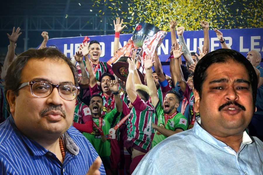 Picture of Kunal Ghosh and Srinjoy Bose with Mohun Bagan footballers in back ground
