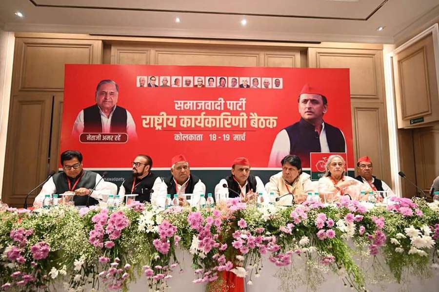 Akhilesh Yadav and other leaders.