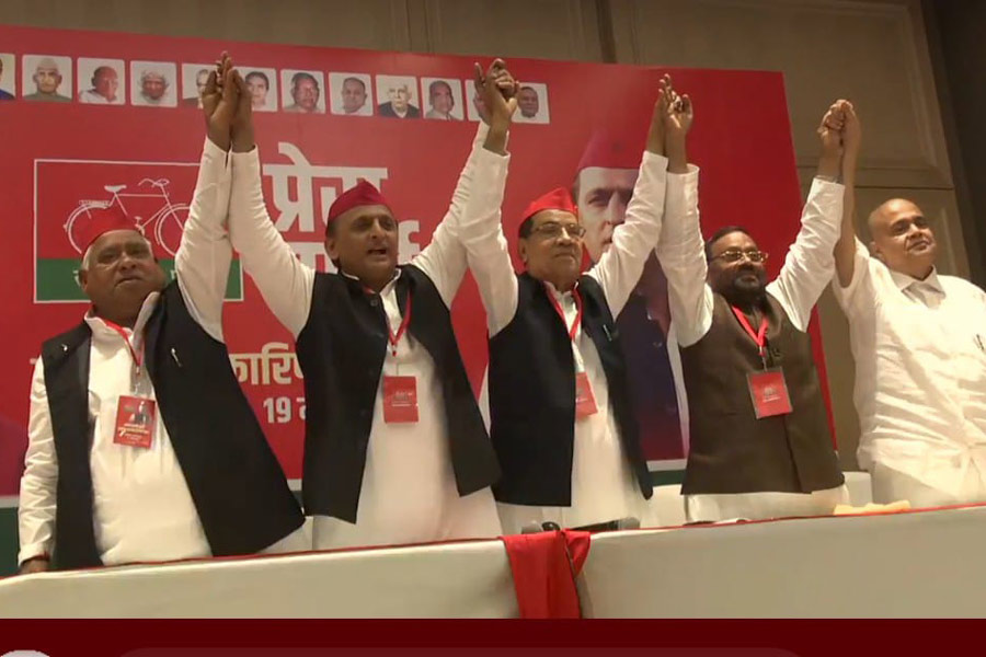 picture of akhilesh yadav and other leaders. 