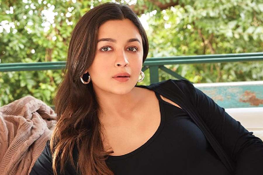 Alia Bhatt looks adorable as she shows baby bump 