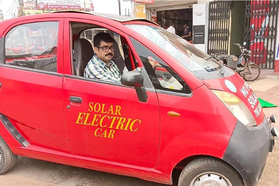 Young man of Bankura built a solar energy car with the help old nano car 
