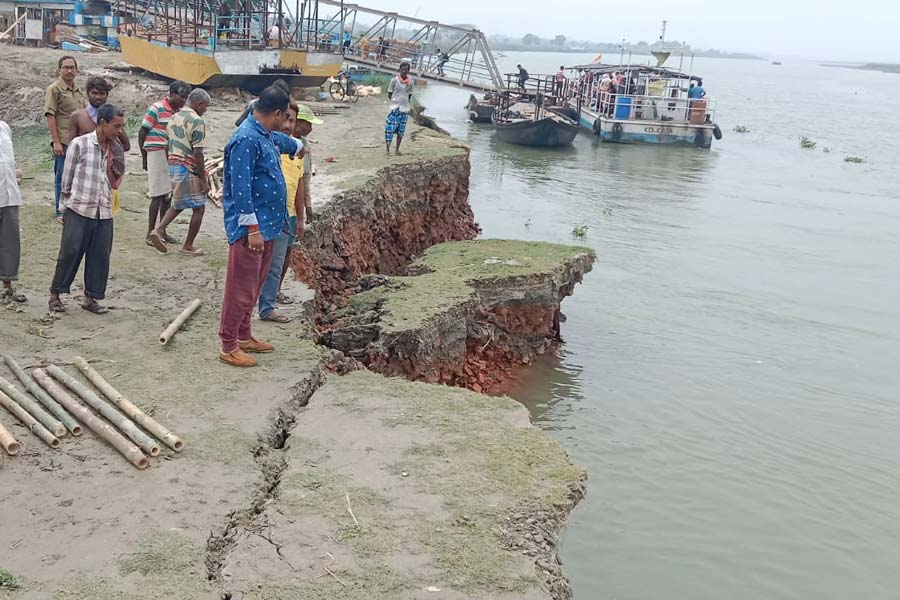 Erosion starts at Guptipara of Hooghly due to river Ganges