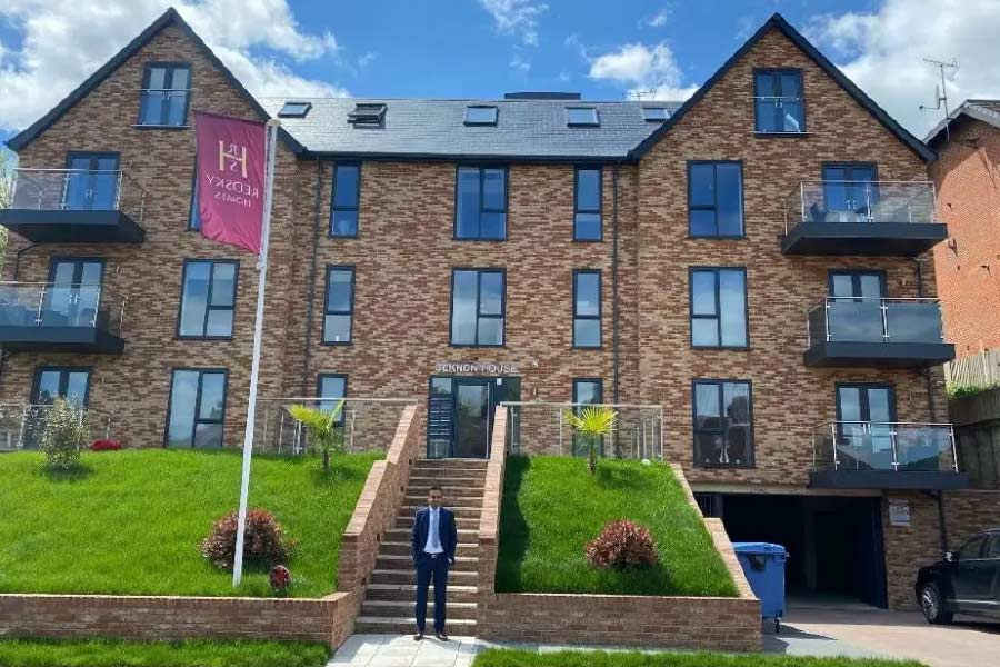 ভাড়া বাড়িতে তাঁর সঙ্গে যে বন্ধু থাকতেন, তাঁকেও সঙ্গে নিয়ে আসেন তেজিন্দর। ওই বন্ধু ভাড়া দিয়েই থাকতেন তেজিন্দরের সঙ্গে। সেই টাকাতেই ঋণ শোধ করতেন তিনি।