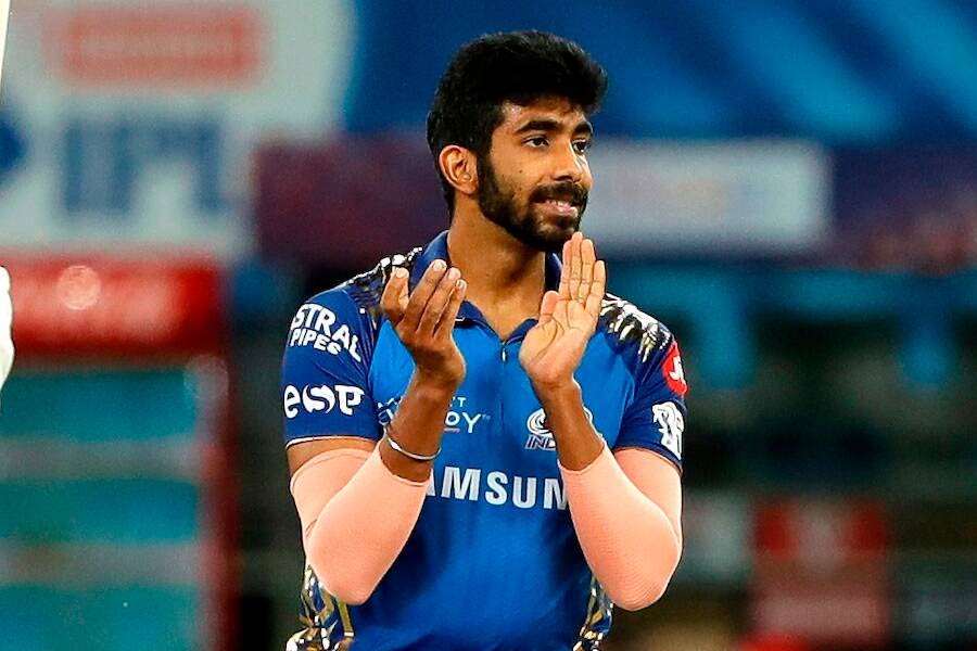 ক্রিকেটের ইতিহাসে বিশ্বসেরা হয়েছেন যশপ্রীত বুমরা। মাত্র ৩০ বছর বয়সেই সেরার মুকুট মাথায় উঠে এসেছে তাঁর। 