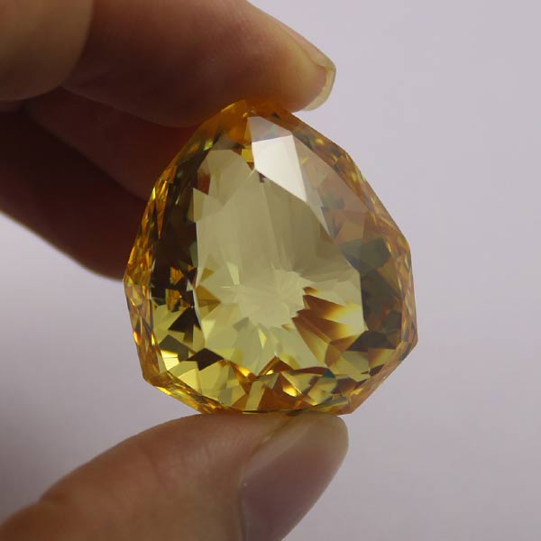 ১৭৪৩ সাল পর্যন্ত ফ্লোরেন্টাইন হিরে মেডিসি বংশের দখলে থাকে। বংশের শেষ রাজার মৃত্যুর পর মেডিসি বংশের সব গয়নাগাটি তাঁদের এক নিকটাত্মীয়ের দখলে চলে যায়। সেই তালিকায় ছিল মুকুটে থাকা হিরেটিও।