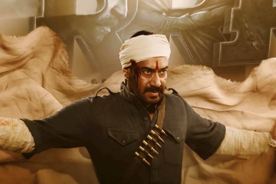 ‘আরআরআর’ ছবিতে এনটি রামারাও জুনিয়র, রামচরণের মতো দক্ষিণী অভিনেতাদের পাশাপাশি বলিপাড়ার তারকারাও এই ছবিতে কাজ করেছিলেন। আলিয়া ভ়ট্ট এবং অজয় দেবগন অভিনয় করেছিলেন ‘আরআরআর’-এ।