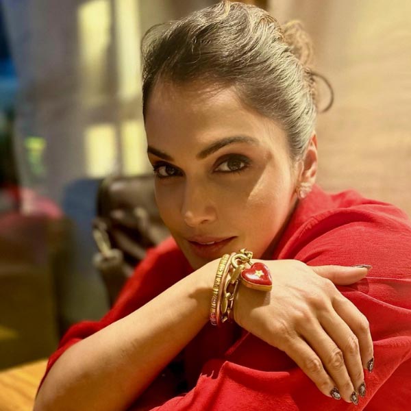  Isha Koppikar Narang