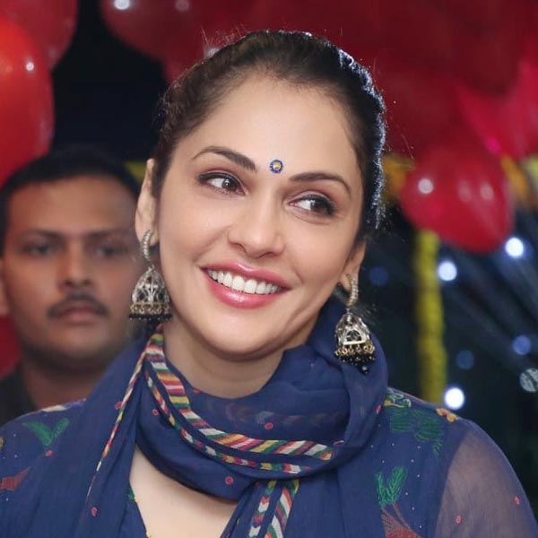  Isha Koppikar Narang