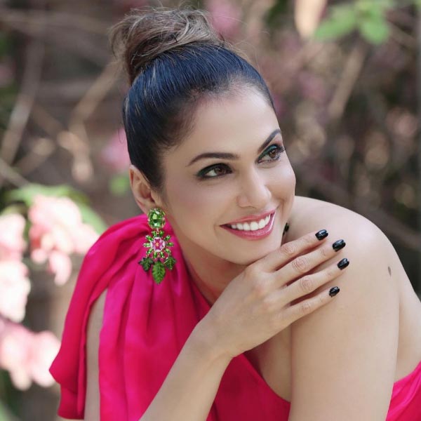  Isha Koppikar Narang