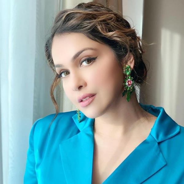  Isha Koppikar Narang