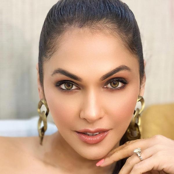  Isha Koppikar Narang
