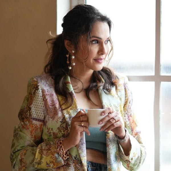  Isha Koppikar Narang