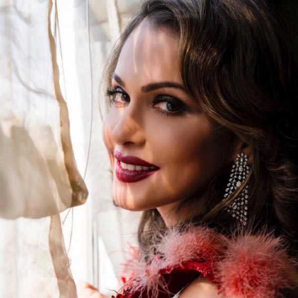  Isha Koppikar Narang