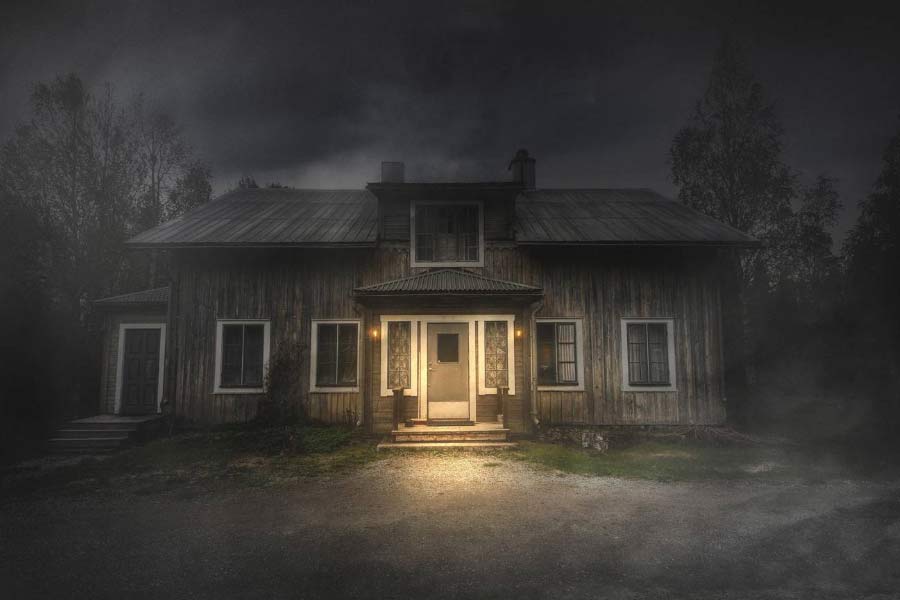 কোচির ২০ নম্বর বাড়ির ভূত-রহস্য খুব শিগগিরই প্রকাশ্যে এসেছিল। জানা গিয়েছে, ভূত বা পেত্নী নয়, বরং ইঁদুরেরা পিয়ানো বাজায়! দীর্ঘ দিন বাড়িতে কেউ থাকতেন না। কলিং বেলের বিদ্যুৎ সংযোগ দুর্বল হয়ে গিয়েছিল। রাতে ইঁদুরেরা তারের উপর দিয়ে হাঁটাচলা করত। তখনই টুং টাং করে বেজে উঠত কলিং বেল।