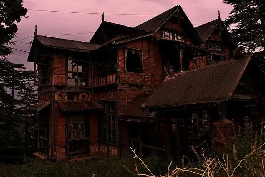 ২০২৩ সালের ৩ ফেব্রুয়ারি বাজেট পেশ করে কেরল সরকার। তখন একটি প্রস্তাব দেওয়া হয়েছিল। তাতে বলা হয়েছিল, পরিত্যক্ত বাড়ির উপর অতিরিক্ত করা চাপানোর চিন্তাভাবনা করছে সরকার। বিশেষত যে পরিত্যক্ত বাড়ির মালিক বিদেশে থাকেন বা যাঁদের একাধিক বাড়ি রয়েছে, তাঁদের থেকে অতিরিক্ত সম্পত্তি কর আদায় করা হবে। যদিও সেই প্রস্তাব খারিজ হয়। কারণ তাতে প্রভাবিত হতে পারে রাজ্যের অর্থনীতি।