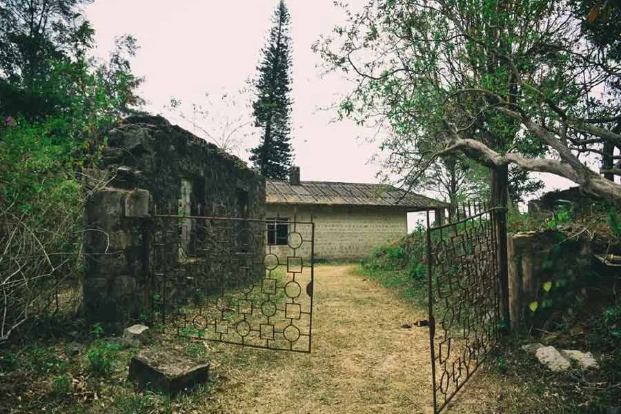 দেখা গিয়েছে, বাড়ির মালিক মারা গিয়েছেন। সন্তানেরা বিদেশে থাকেন। কেউ দেশে ফিরে পৈতৃক বাড়ি মেরামতের চেষ্টা করেন না। কিছু কিছু বাড়ি নিয়ে আবার শরিকি ঝামেলা রয়েছে। মামলা চলছে। ফলে বছরের পর বছর পরিত্যক্ত হয়ে সেগুলি পড়ে রয়েছে। স্থানীয়রা ‘ভূতুড়ে’ বলে দাগিয়ে দিয়েছেন।