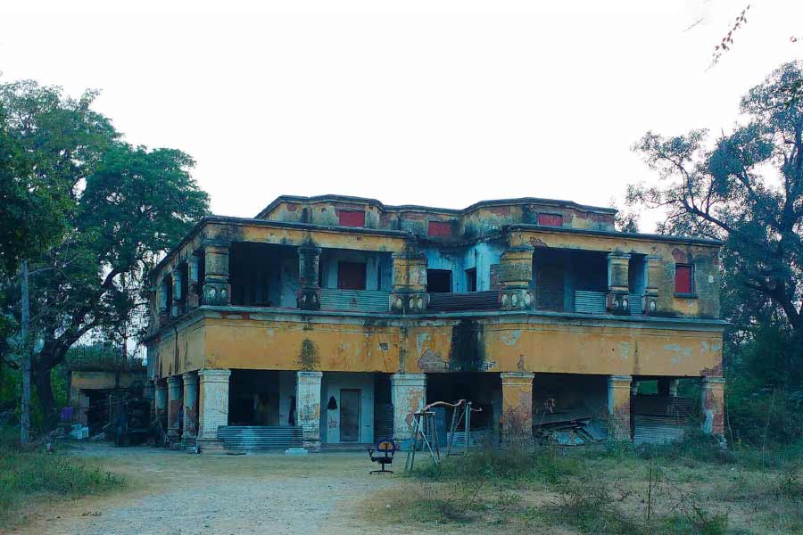 অনেক প্রবাসী আবার বিনিয়োগের জন্য একের পর এক বাড়ি, ফ্ল্যাট কিনে চলেন। বছরে হয়তো এক বার দেশে এসে সে সব বাড়িতে থাকেন। তাতে কী? রিয়েল এস্টেটে তাঁরা বিনিয়োগ করেই চলেন। এতে রাজস্ব ঢোকে কেরল সরকারের ঘরে।