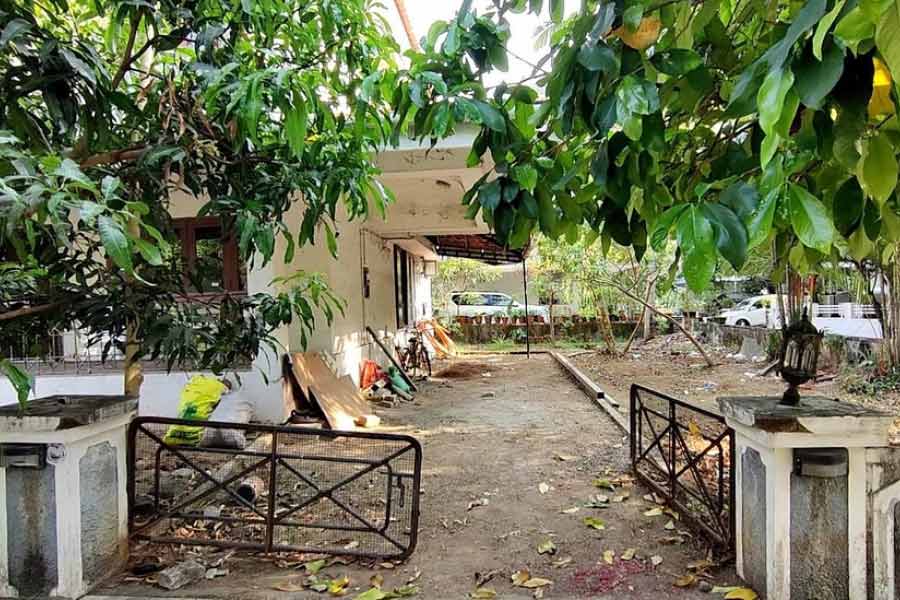 অনেক ক্ষেত্রে আবার যৌথ পরিবার ভেঙে যায়। পৈতৃক বাড়ি ছেড়ে ভাইয়েরা নিজেদের বাড়ি কিনে চলে যান। তখন সেই পৈতৃক বাড়ি পরিত্যক্ত অবস্থায় পড়ে থাকে। মামলা নিষ্পত্তি হওয়ার আগেই ‘ভূতুড়ে’ হয়ে যায়।