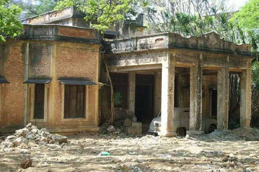 মালয়ালিদের রিয়েল এস্টেটে বিনিয়োগের প্রবণতা এত বেশি বলে কেরলে প্রতি বছর প্রচুর পরিযায়ী শ্রমিক নির্মাণের কাজ করতে যান। এতে যেমন কর্মসংস্থান হয়, তেমনই সরকারের ঘরে আরও বেশি পরিমাণ রাজস্ব আসে। এ বার পরিত্যক্ত বাড়ির উপর অতিরিক্ত কর বসালে আখেরে সরকারেরই লোকসান।