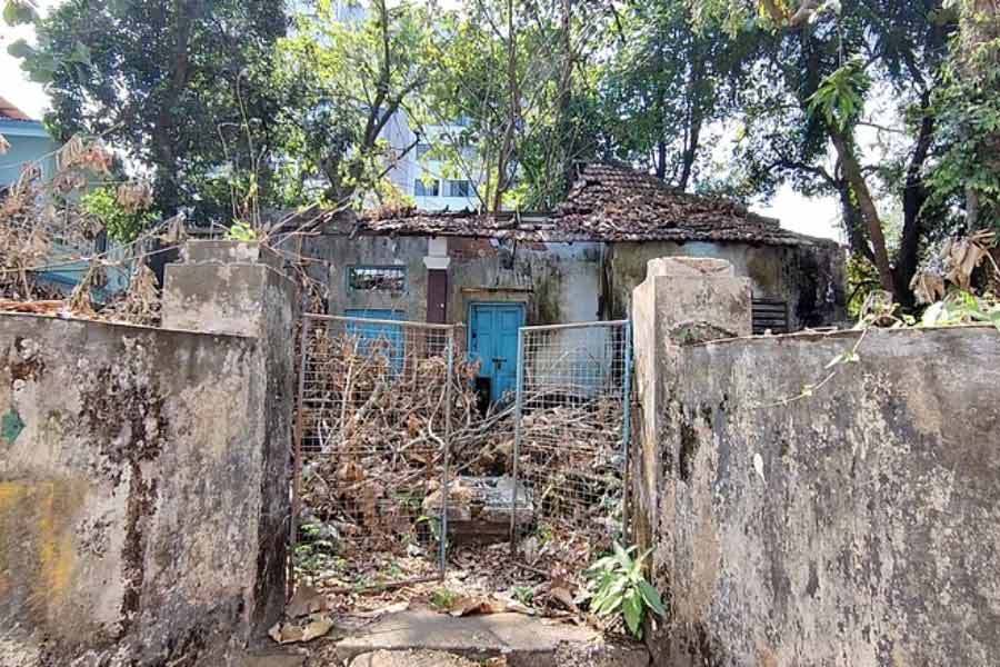 প্রাক্তন সাংবাদিক কেএসআর মেনন মনে করেন, সম্পত্তির উপর অতিরিক্ত কর বসানোর পরিবর্তে অর্থনীতির বৃদ্ধির দিকে নজর দেওয়া উচিত সরকারের। প্রবাসীরাও একই কথা মনে করেন। তাঁরা জানিয়েছেন, তাঁরা এমনিতেই সম্পত্তি কর দিয়ে থাকেন। অতিরিক্ত কর চাপালে বাড়ি বিক্রি করে দেবেন। আর সে রকম হলে চাপে পড়বে কেরল সরকারই।