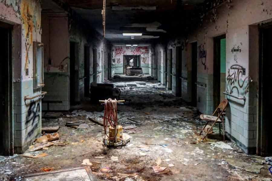 কেরলের অর্থমন্ত্রী বালগোপাল অতিরিক্ত কর চাপানোর কথা খারিজ করে জানিয়েছেন, এই নিয়ে শুধু ভাবনাচিন্তা চলছে। কোনও সিদ্ধান্ত নেওয়া হয়নি। প্রবাসীদের খুশি রাখতে যে এই পদক্ষেপ এখনই করবে না কেরল সরকার, ঘনিষ্ঠ মহলে সে ইঙ্গিতও দিয়েছেন। ফলে এখনই কেরলে ‘ভূতুড়ে’ বাড়ির সংখ্যা কমছে না। কমলে তাতে আখেরে ক্ষতি রাজ্য এবং রাজ্যবাসীরই।