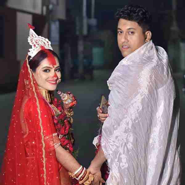 Ikkshita sung a song in Indubala Bhaater Hotel