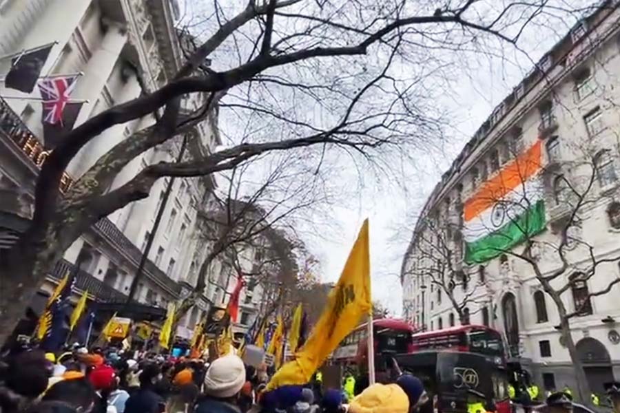 Protesters throw ink to Indian High Commission of London, but police keeps them away