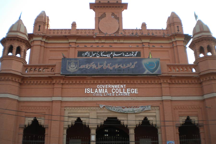 লাহোরের ইসলামিয়া কলেজ থেকে তিনি পড়াশোনা শেষ করেন। ১৯৭৮ সালে পড়াশোনা করতে করতেই তিনি স্টিলের ব্যবসা শুরু করেছিলেন।