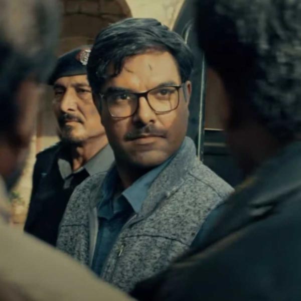 এর পরই জাভেদকে ধরতে পাকিস্তানের ইতিহাসে অন্যতম বড় পুলিশি অভিযান শুরু হয়। এর মধ্যেই ১৯৯৯ সালের ৩০ ডিসেম্বর এক সংবাদমাধ্যমের অফিসে গিয়ে দেখা করেন জাভেদ।