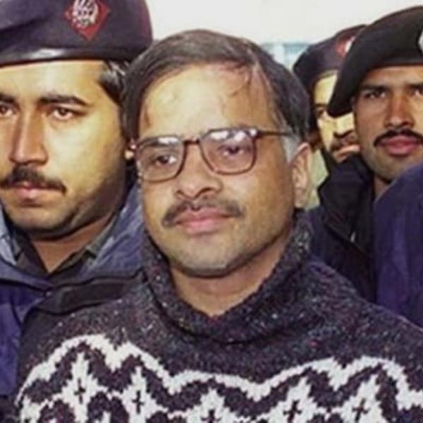 এর প্রায় এক মাস পর তিনি পুলিশের হাতে গ্রেফতার হন। তাঁর দাবি ছিল, তিনি সংবাদপত্রের কাছে প্রথম আত্মসমর্পণ করেছিলেন, কারণ তিনি ভেবেছিলেন পুলিশ তাঁকে প্রথম ধরলে মেরে ফেলবে।