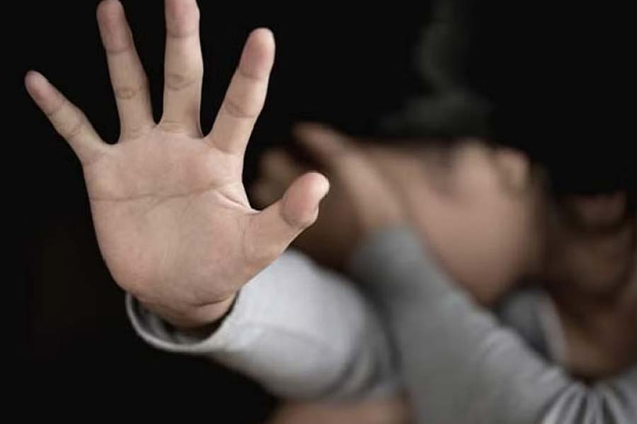 জাভেদ পুলিশকে জানান, নব্বইয়ের দশকে তাঁর বিরুদ্ধে নিখোঁজ এক নাবালকের উপর যৌন নির্যাতনের অভিযোগ আনে লাহোর পুলিশ। তবে শেষ পর্যন্ত সেই অপরাধ প্রমাণ হয়নি। কিন্তু জাভেদের মা ছেলের গ্রেফতারির ধাক্কা সহ্য করতে পারেননি। হৃদ্‌রোগে আক্রান্ত হয়ে মারা যান তিনি।