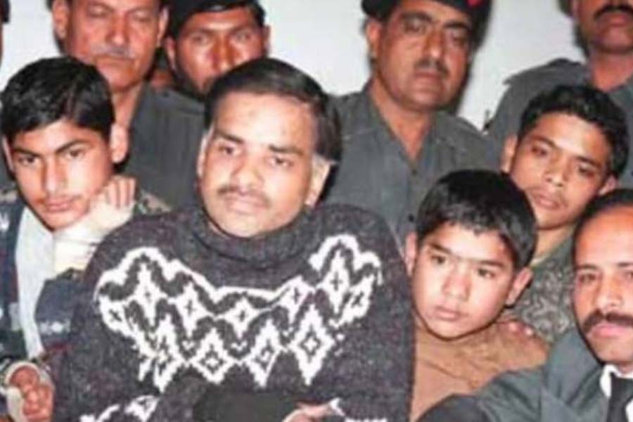 এর পরই জাভেদ নাকি প্রতিজ্ঞা করেছিলেন, ১০০ জন মায়ের কোল উজাড় করে তাঁদের কাঁদতে বাধ্য করবেন তিনি। আর সেই কারণেই তিনি এই ১০০ নাবালককে অত্যাচার করে খুন করেন বলে জাভেদ দাবি করেন।