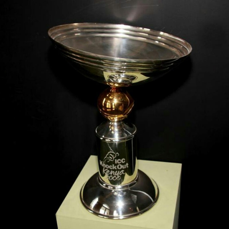 ২০০০ সালে নাইরোবির মাঠে বসেছিল আইসিসি নকআউট ট্রফির আসর। ২০০২ সালের পর যার নাম বদলে আইসিসি চ্যাম্পিয়ন্স ট্রফি করা হয়েছিল। সে বছরের ৭ অক্টোবর ৫০ ওভারের ওই টুর্নামেন্টে ভারতের মুখোমুখি হয়েছিল অস্ট্রেলিয়া। যে ম্যাচের বাধা কাটালে সোজা সেমিফাইনালে যেত বিজয়ী দল।