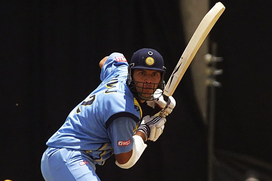 সচিনদের সঙ্গে দলে ছিলেন বিনোদ কাম্বলি এবং অবশ্যই যুবরাজ সিংহ নামে ১৮ বছরের এক আনকোরা ব্যাটার। ওই টুর্নামেন্টেই কেনিয়ার বিরুদ্ধে ম্যাচে যাঁর এক দিনের ক্রিকেটে অভিষেক হয়েছিল। যদিও অভিষেক ম্যাচে ব্যাট করার সুযোগ পাননি তিনি। তবে বল হাতে ১৬ রান খরচ করে ১টি উইকেট তুলে নিয়েছিলেন।