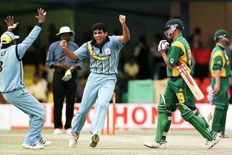 টিম ইন্ডিয়ার হয়ে বোলিং ওপেন করার দায়িত্ব ছিল জ়াহির খান এবং বেঙ্কটেশ প্রসাদের উপর। অজিত আগরকর সামলাতেন মাঝের ওভারগুলি। তাঁদের পাশে লেগস্পিনের ডালি নিয়ে দাঁড়িয়েছিলেন অনিল কুম্বলে। ব্যাটে-বলে-ফিল্ডিংয়ে সামাল দিতে রবিন সিংহকেও দেখা গিয়েছিল সে ম্যাচে।