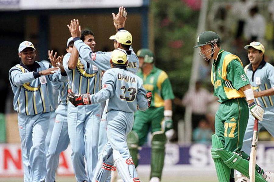 স্টিভ ওয়ের নেতৃত্বে অসিদের দলটিও কম ওজনদার ছিল না। মার্ক ওয়, অ্যাডান গিলক্রিস্টের ব্যাটে ওপেন করতে নেমেছিলেন সে ম্যাচে। ছিলেন রিকি পন্টিং, মাইকেল বিভান এবং ডেমিয়েন মার্টিনের মতো ব্যাটার।