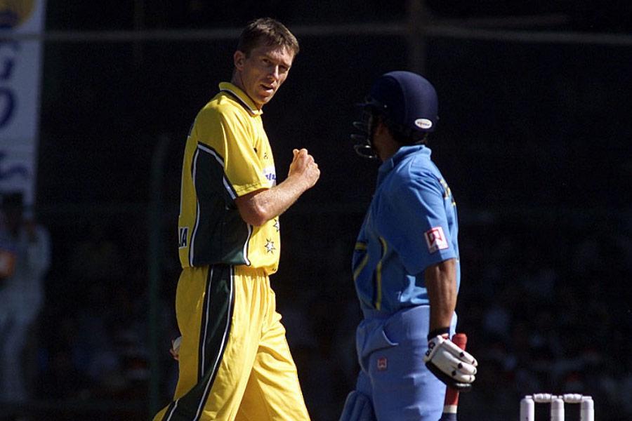 ভারতের প্রথম উইকেট নেওয়ার জন্য সচিনের দিকে বিষাক্ত সুইং মেশানো বল ছুড়তে শুরু করেছিলেন ম্যাকগ্রা। তার কয়েকটিতে ব্যাট ছোঁয়াতে পারেননি সচিন। এর পরেই সচিনের দিকে ধেয়ে আসতে শুরু করেছিল অসিদের স্লেজ়িং।