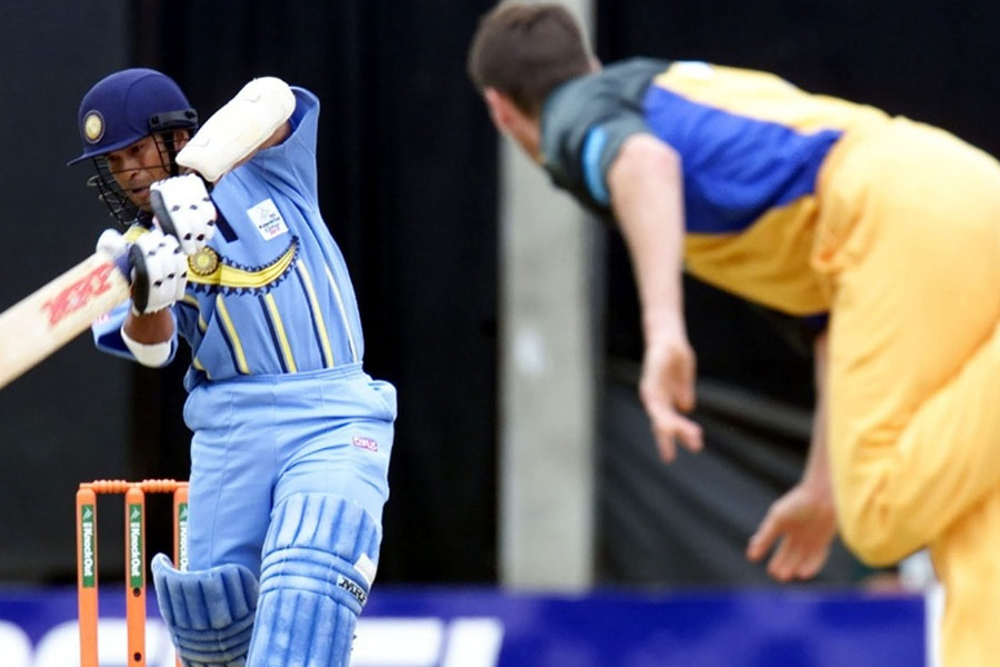 সচিনের বিরুদ্ধে বল করার সময় ‘সুভাষণ’ও শুরু করে দিয়েছিলেন ম্যাকগ্রা। তাতে কি মাস্টার ব্লাস্টারকে দমানো যায়? ম্যাকগ্রার কটূক্তির বদলে সচিনের জবাব মূলত এসেছিল তাঁর ব্যাটের মাঝখান থেকে। ম্যাকগ্রাকে কিছু কথাও শুনিয়েছিলেন সচিন।