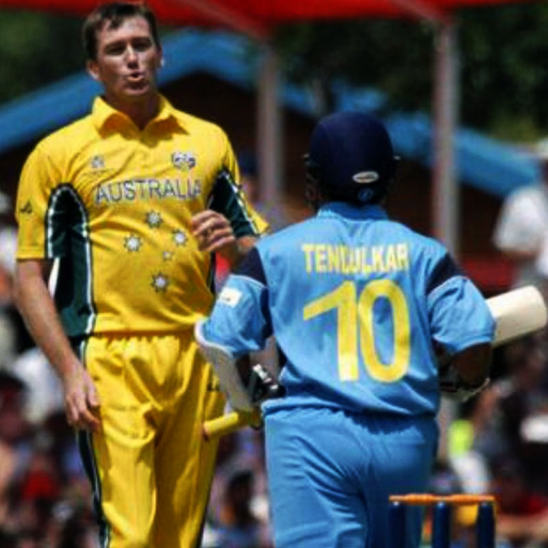 ম্যাচের তৃতীয় ওভারেই ম্যাকগ্রার বলকে তুলে খেলে বাউন্ডারির অনেক উঁচু দিয়ে বাইরে পাঠিয়েছিলেন সচিন। এর পরের ছয় এসেছিল ৪.২ ওভারে। উইকেট ছেড়ে কিছুটা বাইরে এসে আম্পায়ারের মাথার উপর দিয়ে বিশাল ছয়।