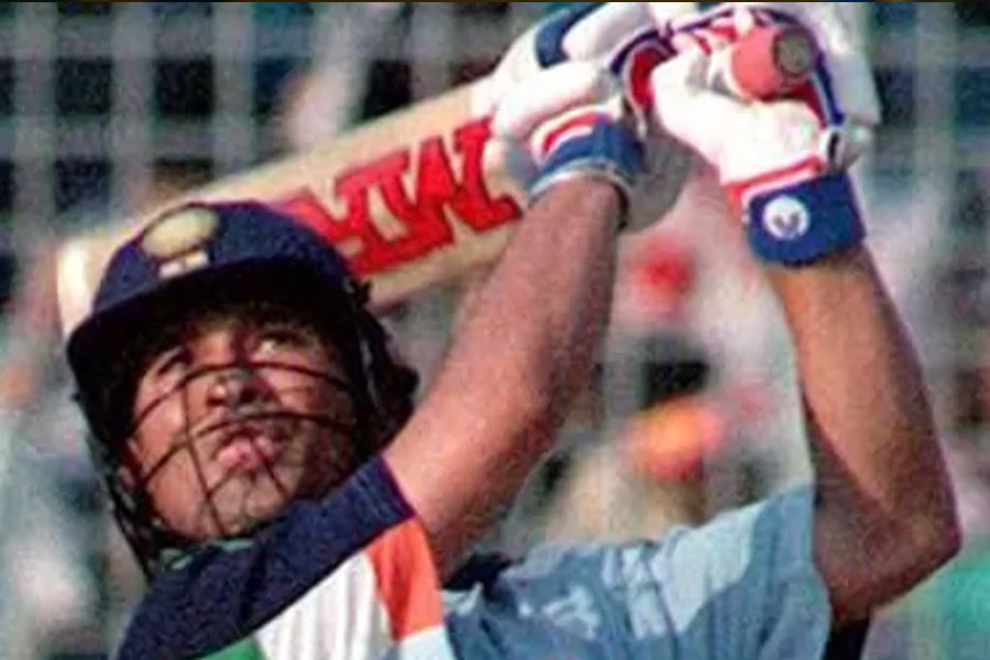 ৩ ওভারে ৩টি ছয়ের পর অবশ্য বিশেষ এগোতে পারেননি সচিন। ৩৭ বলে ৩৮ রানের ইনিংস খেলে সাজঘরে ফিরেছিলেন। ৩টি ছয়ের সঙ্গে ওই সংখ্যক চারও মেরেছিলেন সচিন।